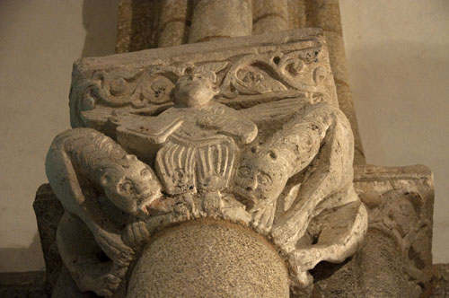 Detalle frontal del capitel del arco de entrada al ábside de la iglesia de Ferreira do Pantón